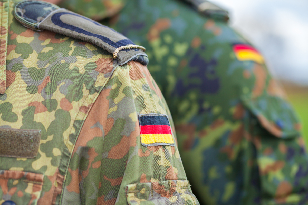 Die AfD will sich als Partei der Bundeswehr profilieren. Viele Man­dats­trä­ger sind Soldaten. Ziehen die Extre­mis­ten die Bun­des­wehr nach Rechts?